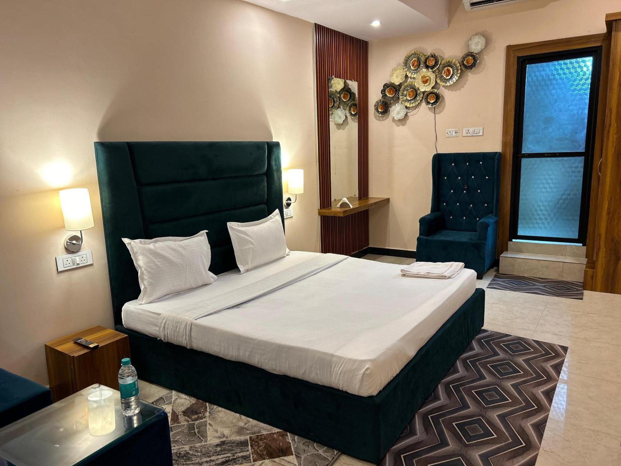 Hotels7Apple Mahoba Экстерьер фото